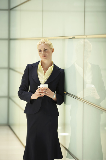Businesswoman Holding Coffee Cup - Foto, afbeelding