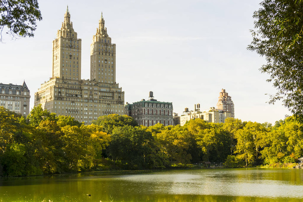 central park new york the lake with san remo house - Foto, Imagem