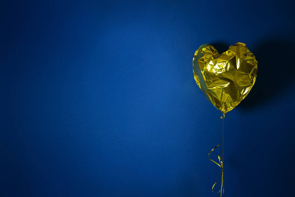 Golden heart shaped air ballon - Foto, imagen