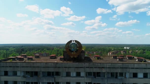 Αεροφωτογραφία εγκαταλελειμμένου κτιρίου και δρόμων στην πόλη Pripyat κοντά στο Τσερνομπίλ - Πλάνα, βίντεο