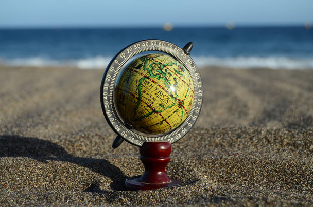 compass and globe on the sand - Fotoğraf, Görsel