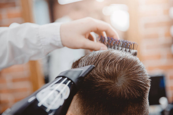 Peluquero hace peinado y peinado con secador de pelo a chico. Concepto Barbería
 - Foto, Imagen
