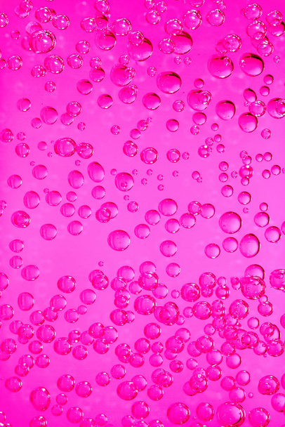 in carbonated water to form numerous gas bubbles. - Fotografie, Obrázek