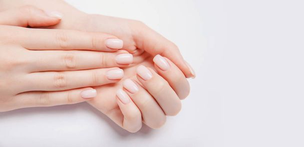 Elégant ongle tendance jeune femme mains manucure rose sur fond blanc - Photo, image