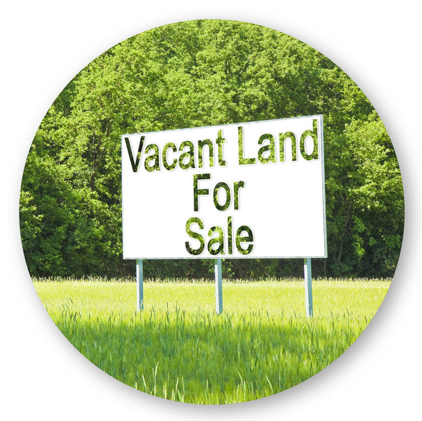 Рекламный щит, погруженный в сельскую местность с пустыми землями
 - Фото, изображение
