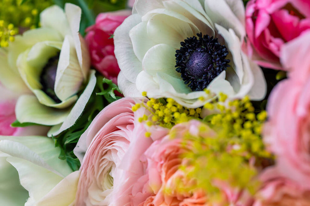 Close-up Large Beautiful bouquet of mixed flowers. Flower background and Wallpaper. Floral shop concept . Beautiful fresh cut bouquet. Flowers delivery - Foto, Bild