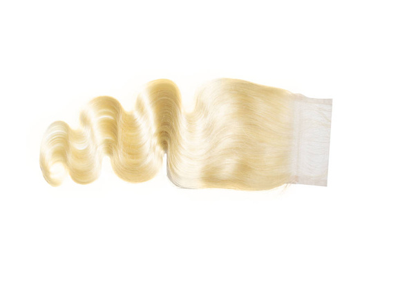613 blonde body wave lace sluiting product stock foto, geïsoleerd op witte achtergrond. Menselijke haar extensies voor het naaien van ins en weven. - Foto, afbeelding