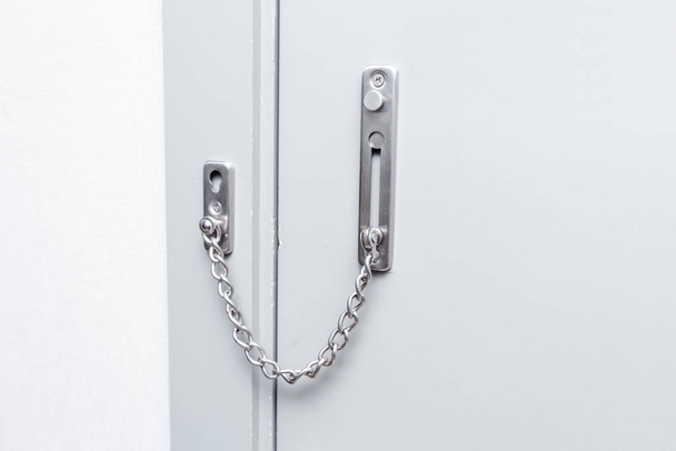 Bezpečnostní řetěz na předních dveřích domu. Strach a bezpečnostní koncepce - Fotografie, Obrázek