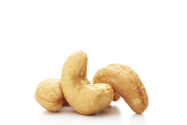 Geroosterde cashewnoten geïsoleerd op wit - Foto, afbeelding