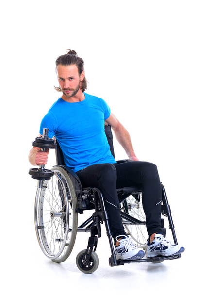 jonge gehandicapte man in rolstoel trein met bar-bell - Foto, afbeelding