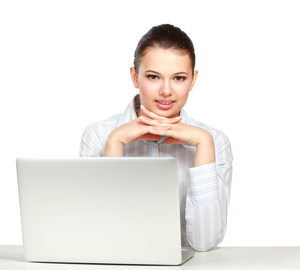 egy fiatal nő ül egy laptop - Fotó, kép