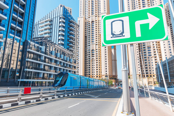 moderne Straßenbahn im Zentrum Dubais mit Wolkenkratzern - Foto, Bild