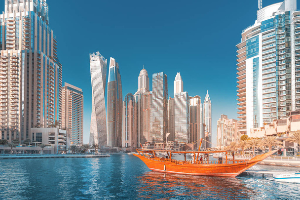 Panoramablick auf Dubais Yachthafen und hohe Wolkenkratzer. Touristische Ziele und Immobilienkonzept - Foto, Bild
