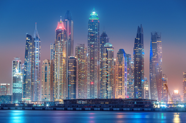 Majestosa vista para a cidade de arranha-céus e edifícios hoteleiros na área da Marina do Dubai a partir da ilha de Palmeiras Jumeirah, no Dubai. Atrações imobiliárias e turísticas nos EAU
 - Foto, Imagem