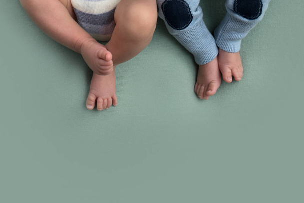 ноги близнецов новорожденных, брат и сестра, множественная беременность
. - Фото, изображение