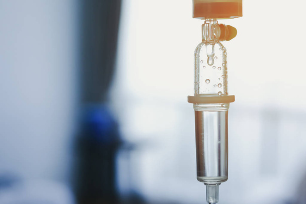 iv infuus zoutoplossing intraveneus injectiemiddel voor genezing van patiëntenziekte in het ziekenhuis - Foto, afbeelding