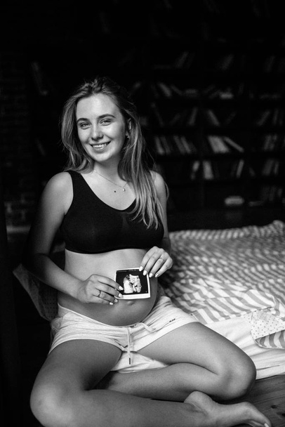 zwangerschap, de rust, de mensen en de verwachting concept - gelukkig zwanger - Foto, afbeelding