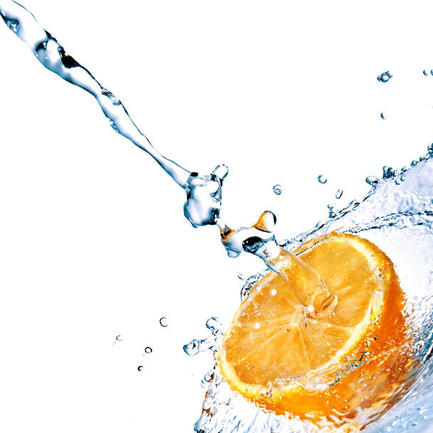 Свіжа вода падає на апельсин
 - Фото, зображення