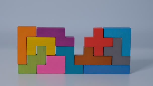 Sluiten Slow motion. Een stuk houten blokpuzzel. stapelen van houten blokjes. Concept van complex en slim logisch denken. - Video