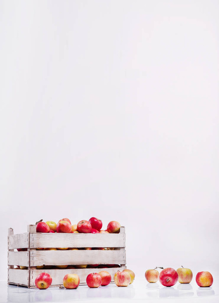 white box with apples stands on a white background - Fotoğraf, Görsel
