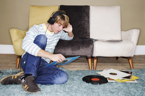 Man listening to records - Φωτογραφία, εικόνα