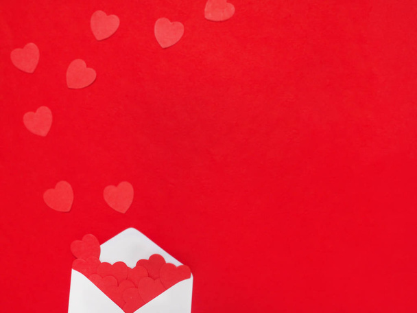 Λευκό γράμμα με κόκκινες καρδιές σε κόκκινο φόντο mock up - Φωτογραφία, εικόνα