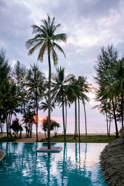 Resort di lusso durante il tramonto Khao Lak Thailandia
 - Foto, immagini