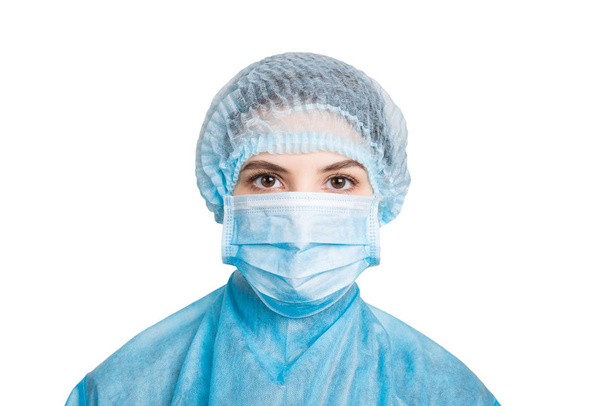 Porträt einer jungen Frau in medizinischer Uniform und Maske isoliert auf weißem Hintergrund. schützen Sie Ihre Gesundheit. Coronavirus-Konzept - Foto, Bild