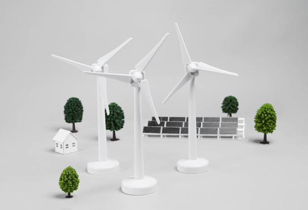 drei Windkraftanlagen und Solarmodul auf weißem Hintergrund  - Foto, Bild