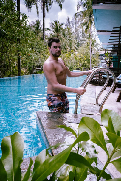chico relajante en la piscina durante las vacaciones en Tailandia
 - Foto, Imagen