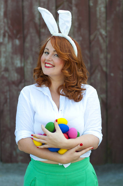 függőleges fotó egy pin-up lány húsvéti nyuszi jelmezben - Fotó, kép
