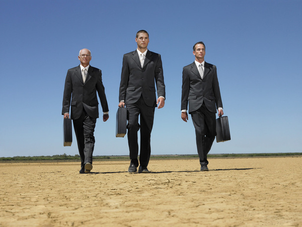 Tre uomini d'affari a piedi
 - Foto, immagini