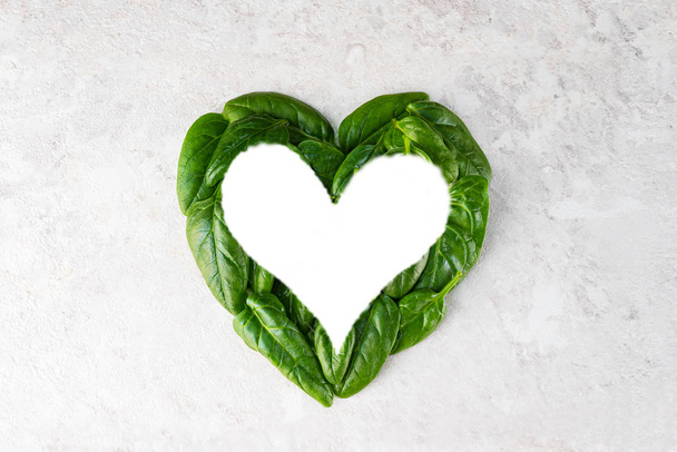 Heart-shaped spinach leaves are framed. - Foto, Bild