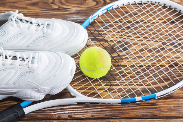 Tennis racket and ball on a wooden background. Photographed in the Studio. - Foto, Imagen