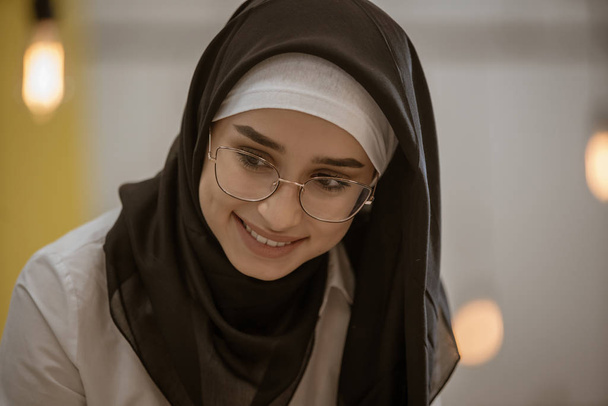 beautiful modern Muslim businesswoman - Valokuva, kuva