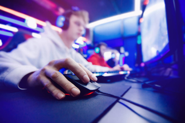 Profesyonel oyuncu turnuva oynuyor çevrimiçi video oyunları bilgisayarı kulaklıklı, kırmızı ve mavi - Fotoğraf, Görsel