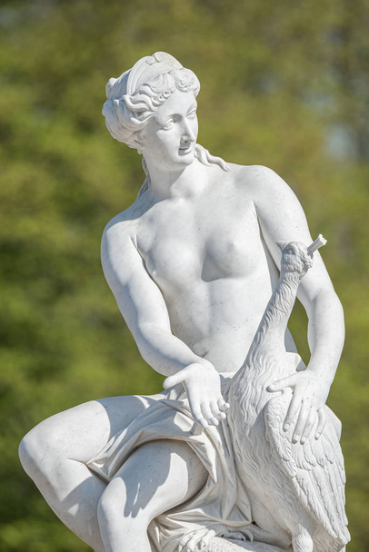 Antigua estatua de una sensual mujer desnuda de la Era del Renacimiento en el parque
  - Foto, imagen