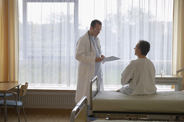 Doctor talking to Patient - Фото, изображение
