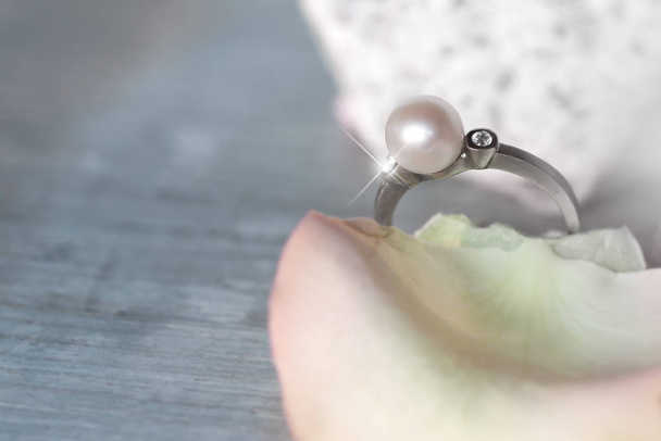 beautiful ring with a pearl and diamonds - Zdjęcie, obraz