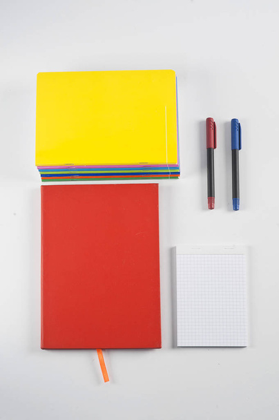 leeres Notizbuch mit Bleistift und Schreibwaren auf weißem Hintergrund - Foto, Bild