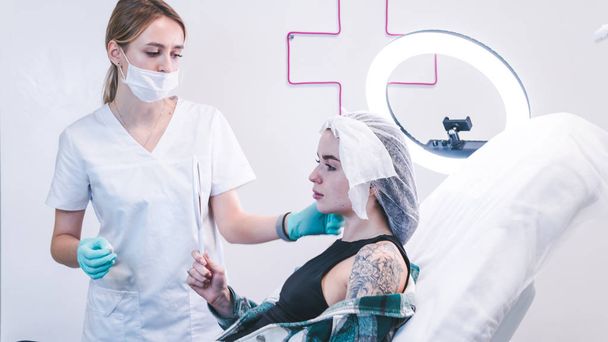 Žena kosmetička lékař dělat injekci u mladé ženy fac - Fotografie, Obrázek