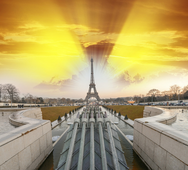 La Tour Eiffel, Paris. Coucher de soleil couleurs sur la célèbre Tour, vue vers le bas
 - Photo, image