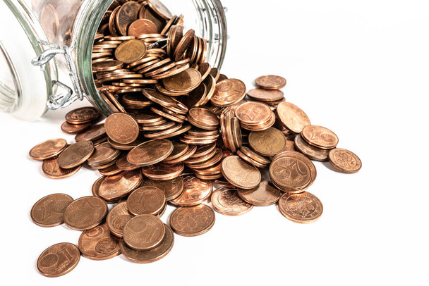 κέρματα ευρώ μικρής αξίας που βγαίνουν από το γυάλινο βάζο - Φωτογραφία, εικόνα