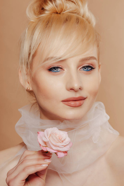 όμορφη ελκυστική κοπέλα με ξανθά μαλλιά, σκοποβολή μόδας, τριαντάφυλλο, απλό φόντο - Φωτογραφία, εικόνα