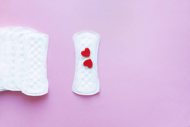 Sanitary pads on a pink background. An alternative choice of feminine hygiene products. Menstrual mothly cycle, means of protection. Top view, flat lay, copy space for text. - Fotoğraf, Görsel