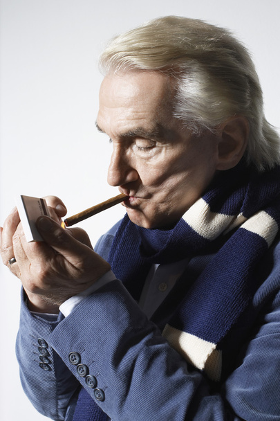 Man Smoking a Cigar - Foto, afbeelding