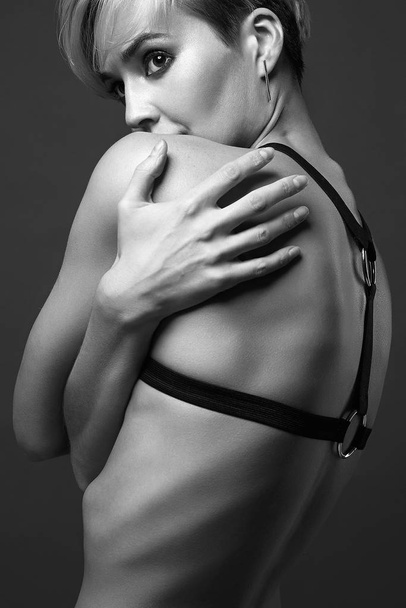 Женская спина. сексуальная красивая молодая блондинка
 - Фото, изображение