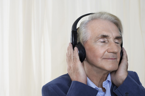 Man Listening to Music - Φωτογραφία, εικόνα