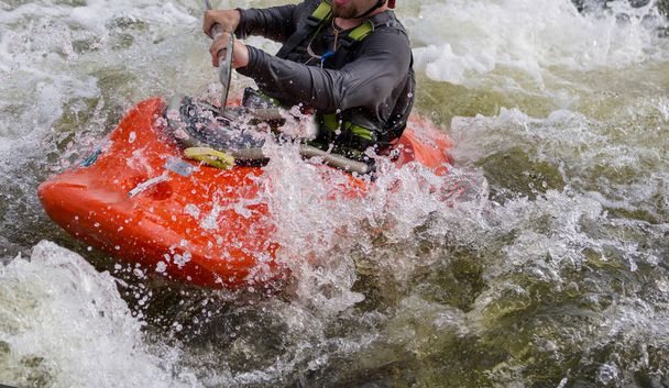 Kayak de aguas bravas, kayak extremo en el río de montaña
 - Foto, Imagen
