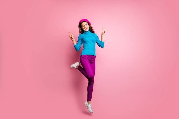 Full length photo of cheerful active girl have fall rest relax weekends jump make v-signs wear good looking outfit isolated over pastel color background - Fotoğraf, Görsel